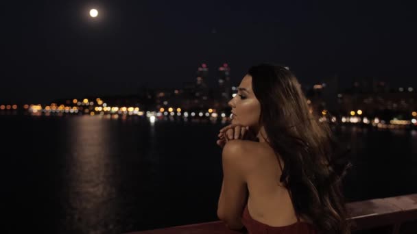 Beautiful tourist woman in night city — Stock Video