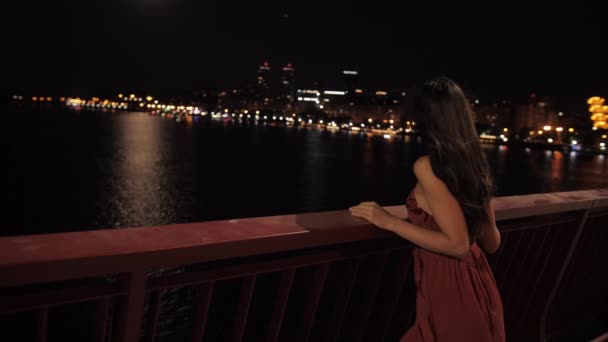 Beautiful tourist woman in night city — Stock Video