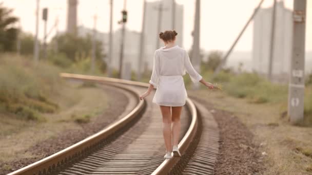 Femme équilibrage sur rail de train. Beauté, liberté, concept de voyage d'été . — Video