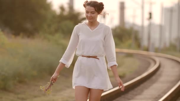 Vrouw balanceren op trein rail. Schoonheid, vrijheid, zomer reizen concept. — Stockvideo