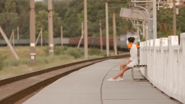 Jonge vrouw op de treinstation — Stockvideo