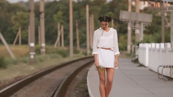 Young woman on train station — Stock Video