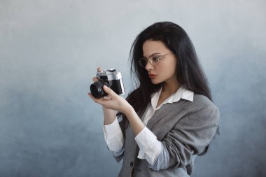 Kameralı güzel bir genç kadın.