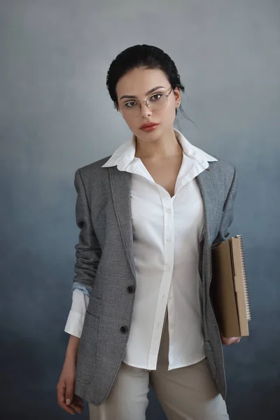 Porträt einer Geschäftsfrau. schöne stilvolle Büroangestellte — Stockfoto