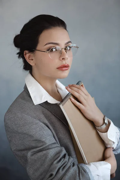 Retrato de mujer de negocios. Hermoso trabajador de oficina elegante —  Fotos de Stock