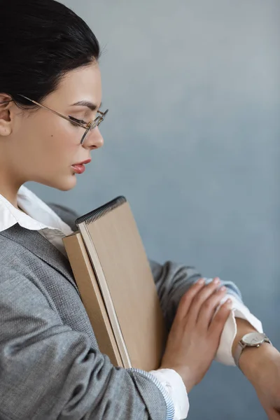 Porträt einer Geschäftsfrau. schöne stilvolle Büroangestellte — Stockfoto