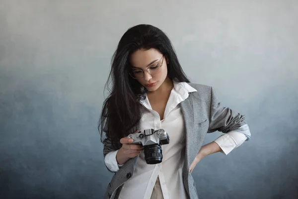 カメラを持つ美しい若い女性 — ストック写真