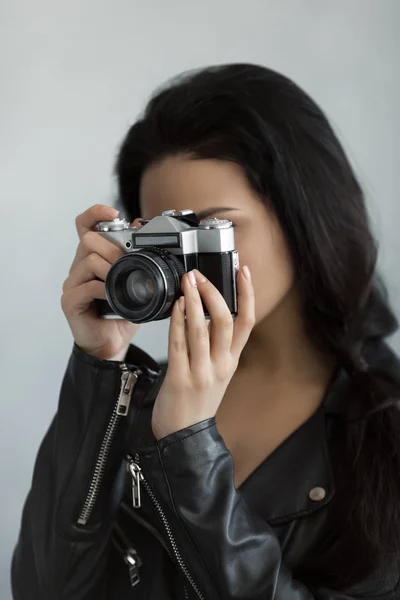 カメラを持つ美しい若い女性 — ストック写真