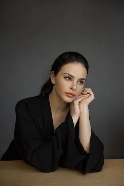 Bent ül elegáns nő portréja — Stock Fotó
