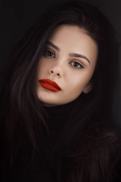 Krása žena detailní portrét s perfektní pleť a make-up v černém oblečení na černém pozadí — Stock fotografie