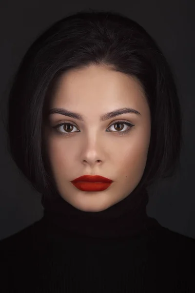 Beauty woman closeup portrait with perfect skin and make-up in black clothes on black background — Stock Photo, Image