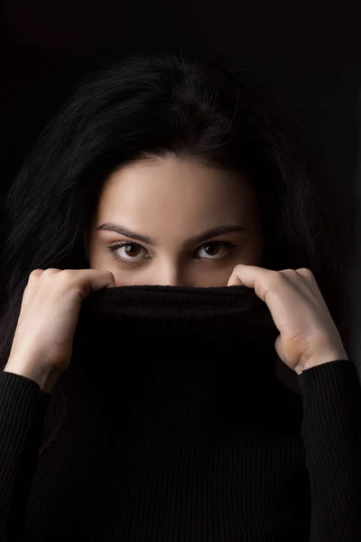 Retrato de mujer joven escondiendo su boca —  Fotos de Stock