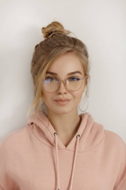 Duvarın üzerinden hipster genç kız.