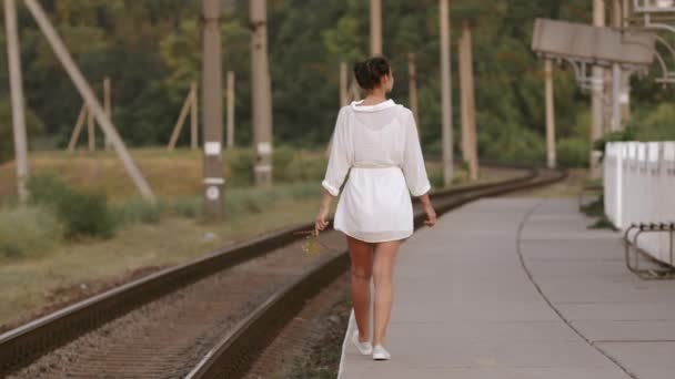 年轻的女子在火车站 — 图库视频影像