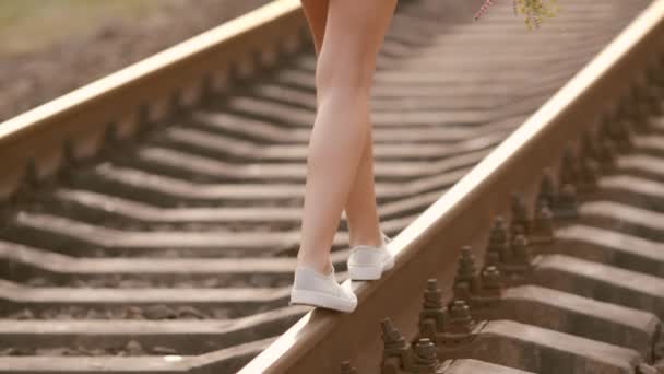 Kvinna balansera på tåg järnväg. Skönhet, frihet, sommaren resor koncept. — Stockvideo