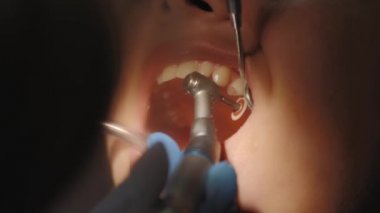 Kadın bir hastaya diş tedavisi yapan bir diş hekimi..