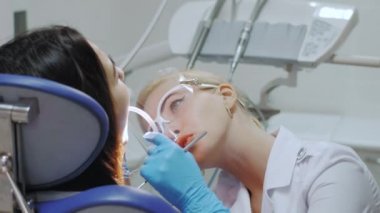 Bir dişçi dişini deliyor.