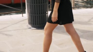 Venedik, İtalya Venedik chanal üzerinde güzel görünümü karşı iskelede romantik turist kadın.