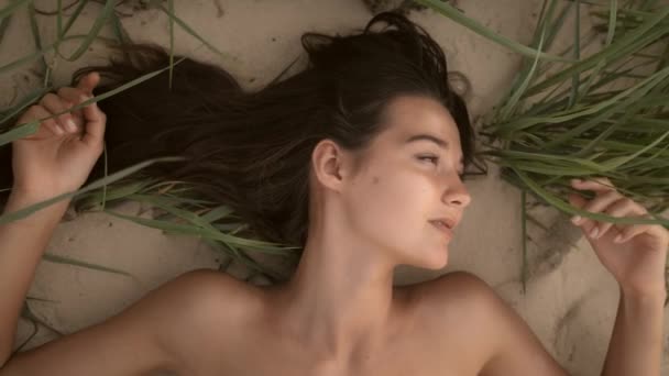 Обнаженная красивая женщина на нудистском пляже. Леди с обнаженным идеальным телом . — стоковое видео