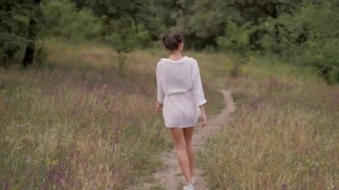 Açık havada doğa üzerinde yürüyen güzel kadın