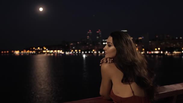 Beautiful tourist woman in night city — Stock Video