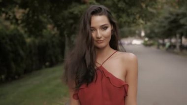Kırmızı elbiseli moda kadın portre. Yürüyen kız