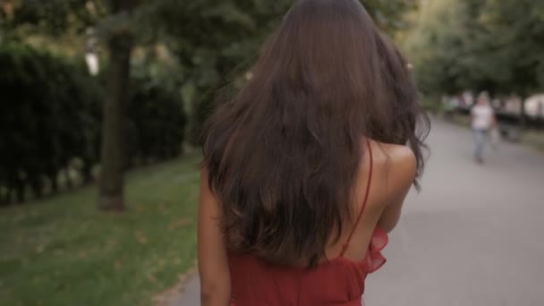 Retrato de mujer de moda en vestido rojo. Caminante — Vídeos de Stock