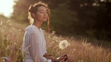 Doğada ücretsiz mutlu kadın açık havada