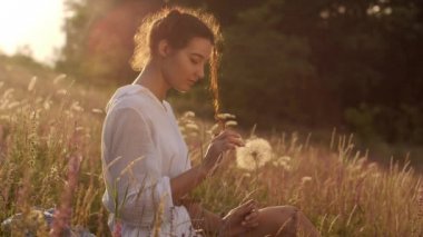 Doğada ücretsiz mutlu kadın açık havada