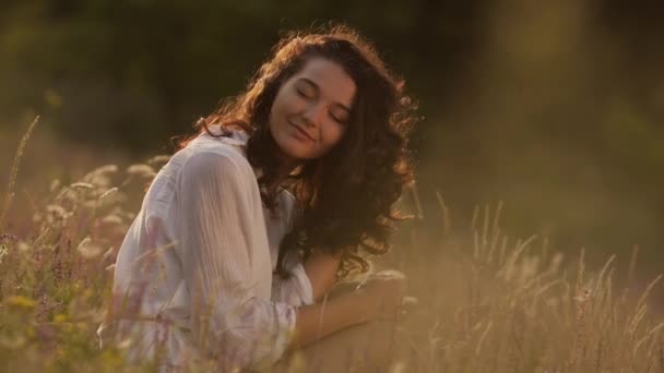 자연에 야외 무료 행복 한 여자 — 비디오