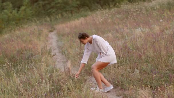 자연에 야외에서 걷는 아름 다운 여자 — 비디오