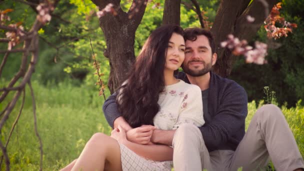 Joven pareja encantadora en primavera Blooming Park al aire libre — Vídeos de Stock