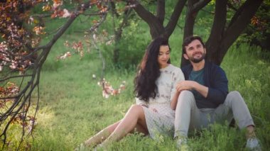 Bahar çiçek açan Park açık havada genç güzel Çift