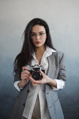 Kameralı güzel bir genç kadın.