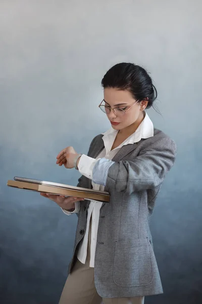 Zakelijke vrouw portret. Mooie stijlvolle kantoor werknemer — Stockfoto