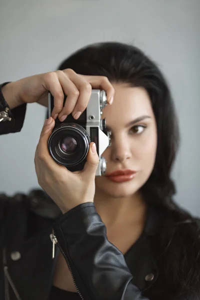 Όμορφη νεαρή γυναίκα με κάμερα — Φωτογραφία Αρχείου