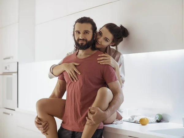 Amante pareja cocinar juntos en la cocina en casa —  Fotos de Stock