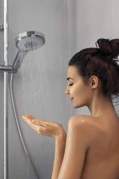 샤워에서 서 있는 아름 다운 여자 — 스톡 사진