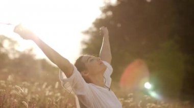 Tarlalarda tasasız güzel bir kadın dışarıda mutlu.