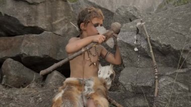 Mağara adamı, erkekçe çocuk kampında ilkel taş silah yapma