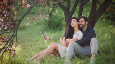 Bahar çiçek açan Park açık havada genç güzel Çift