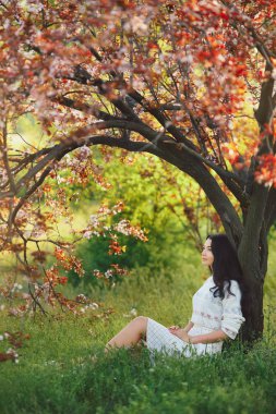 Kadın parkta. Bahar