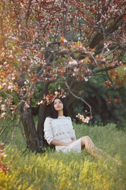 Kadın parkta. Bahar