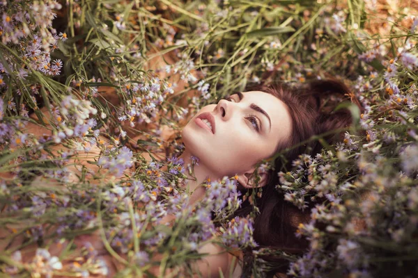 Primavera. Desnudo sexy atractiva mujer adulta al aire libre que pone en el campo de flores — Foto de Stock