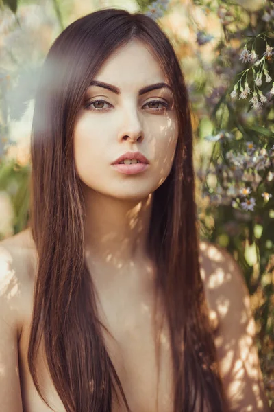 Krásná mladá žena portrét v květu pole — Stock fotografie
