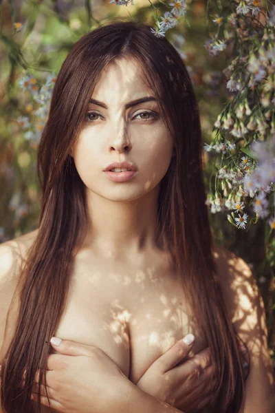 Bella giovane donna ritratto in campo floreale — Foto Stock