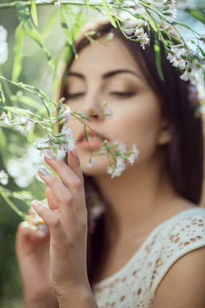野生の花。お花畑の美しい若い女性の肖像画. — ストック写真
