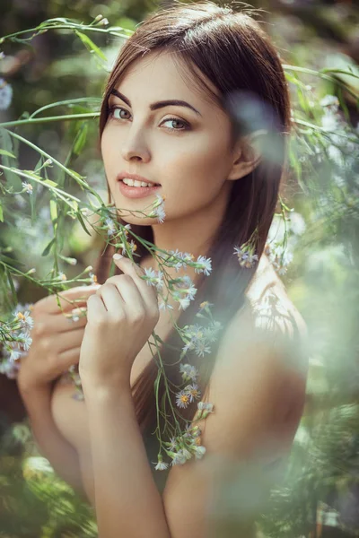 Bela jovem mulher retrato no campo de flores — Fotografia de Stock