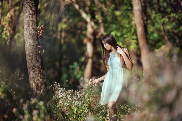 Hermosa joven mujer relajándose en medow flor en el bosque — Foto de Stock