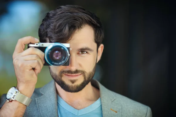 Fotógrafo masculino tomando fotos — Foto de Stock